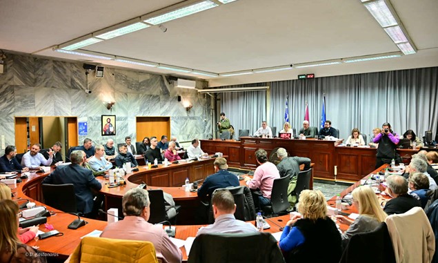 Δεληγιάννης: "Κύριε δήμαρχε δεν σέβεστε το δημόσιο χρήμα..." - Βαριές κουβέντες για τον Χριστουγεννιάτικο διάκοσμο  